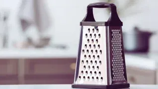Reciclar objetos comunes ayuda a mantener nuestro hogar ordenado y con estilo personal sin grandes inversiones.