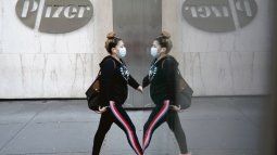 IMPACTO. El anuncio de Pfizer acerca del carácter prometedor de la vacuna contra el nuevo coronavirus que desarrolla junto a BioNTech provocó euforia en el mundo.