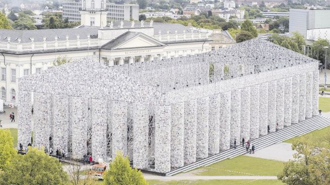 Marta minujÍn.  Su célebre Partenón de los Libros en la Feria de Kassel, en 2017.