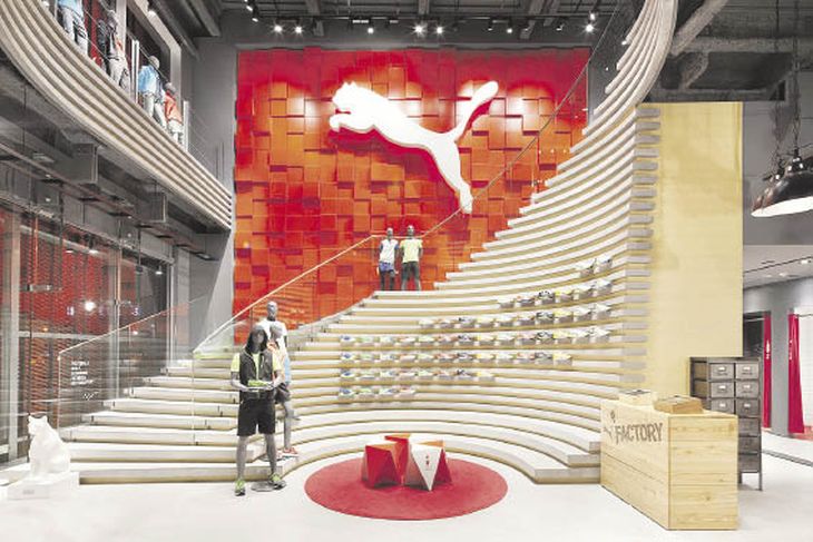 Negocio. Puma aumentó sus ventas en el mercado mayorista un 12,4%, hasta 1.722 millones de euros, mientras que las ventas directas al consumidor registraron un incremento del 22,5%, hasta 465 millones de euros. Negocio. Puma aumentó sus ventas en el mercado mayorista un 12,4%, hasta 1.722 millones de euros, mientras que las ventas directas al consumidor registraron un incremento del 22,5%, hasta 465 millones de euros.