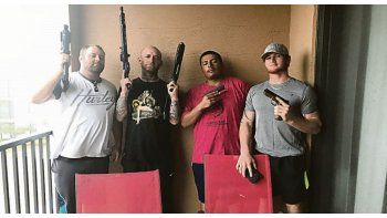 armados. Para evitar saqueos, vecinos de distintas ciudades de Florida se mostraron con armas de fuego y pintaron mensajes intimidatorios.