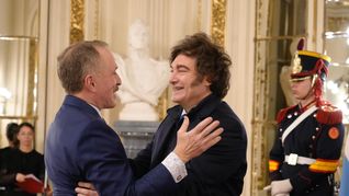 Javier Milei recibió esta tarde las cartas credenciales de Peter Lamelas. Javier Milei recibió esta tarde las cartas credenciales de Peter Lamelas.