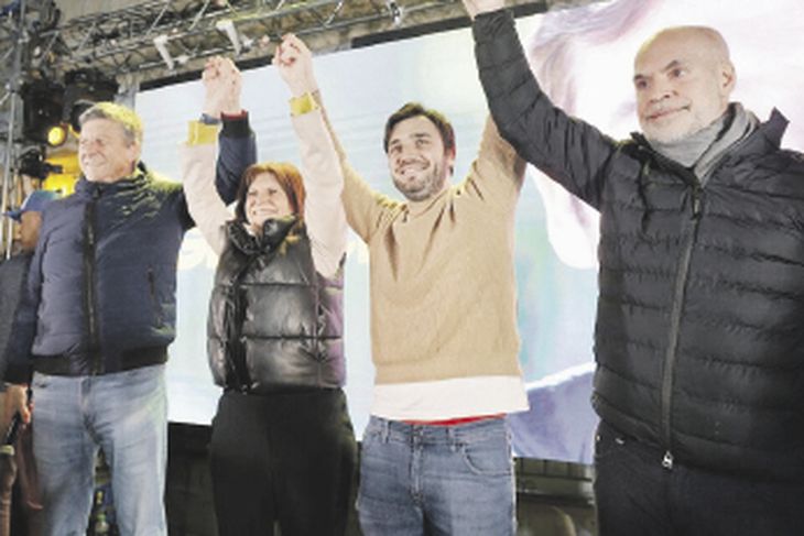 respaldo. Gustavo Menna, Patricia Bullrich, Ignacio Torres y Rodríguez Larreta, en los festejos de este domingo en Trelew por el triunfo de la fórmula de Juntos por el Cambio en Chubut. respaldo. Gustavo Menna, Patricia Bullrich, Ignacio Torres y Rodríguez Larreta, en los festejos de este domingo en Trelew por el triunfo de la fórmula de Juntos por el Cambio en Chubut.