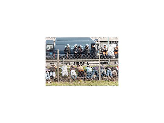 Por el operativo policial se cortó la avenida Lugones, lo que provocó colas de dos kilómetros.Hubo 114 detenidos y varios heridos.