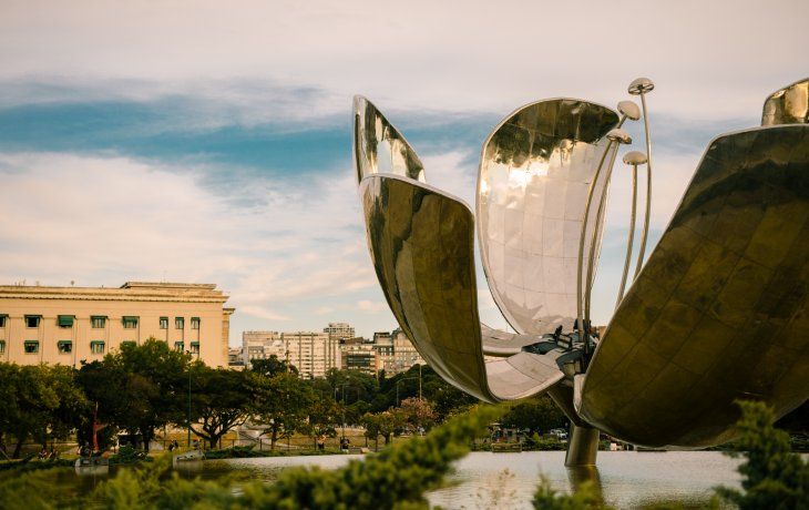 Después de dos años, la Floralis Genérica volverá a estar completa. Después de dos años, la Floralis Genérica volverá a estar completa.