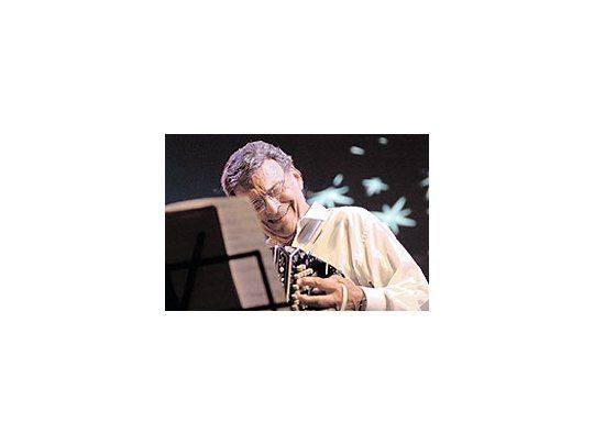 Leopoldo Federico, presidente de la asociación de músicos,donde no quieren innovar en los porcentajes que correspondena intérpretes y productores: 67 y 33, respectivamente;las discográficas piden 50 y 50.