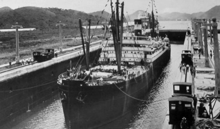 El SS Ancón, el primer barco en cruzar el canal de Panamá. El SS Ancón, el primer barco en cruzar el canal de Panamá.