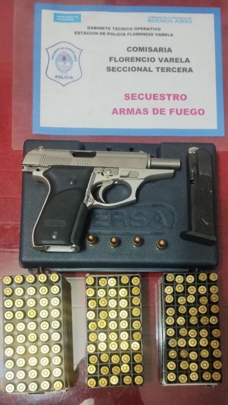 El arma y las municiones secuestradas a la adolescente en Florencio Varela.