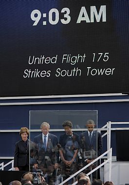 El presidente Barack Obama junto a George W. Bush y sus esposas en la Zona Cero.