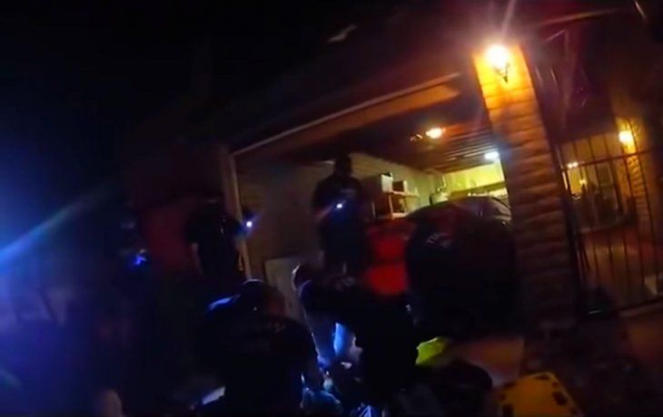 La policía de Tucson intentando reanimar a Carlos Ingram López.