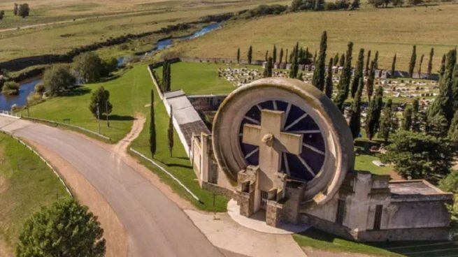 Saldungaray está ubicado a 576 kilómetros de la Ciudad de Buenos Aires y se demora unas siete horas en auto hasta llegar, mientras que el recorrido desde Sierra de la Ventana es mucho más corto: apenas 9.6 kilómetros, que se recorren en aproximadamente 11 minutos.