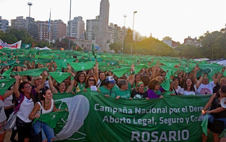Manifestantes frente al Monumento a la Bandera, en Rosario.