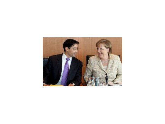El ministro de Economía alemán, Philipp Rösler, junto a la mandataria Angela Merkel.