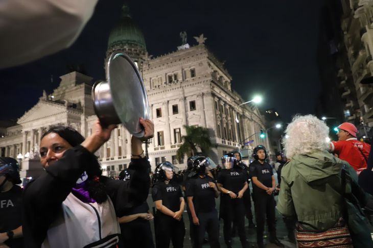 Cacerolazo en el Congreso en repudio a la represión contra los jubilados.