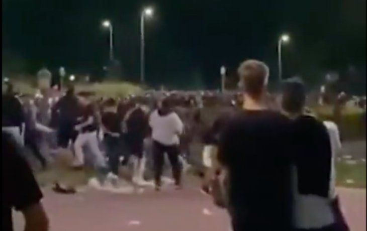 Botellazos y agresiones físicas entre estudiantes en Parque Chacabuco.