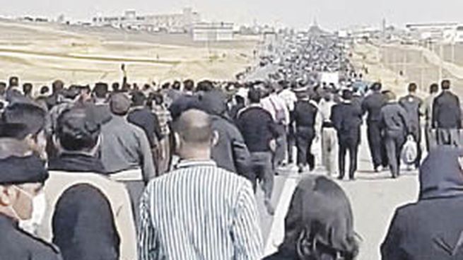 MEMORIA. Miles de iraníes marcharon ayer al cementerio de Sakez, donde descansan los restos de Mahsa Amini, la joven muerta por la Policía de la Moral por usar incorrectamente el velo. Fuerzas de seguridad volvieron a reprimir.