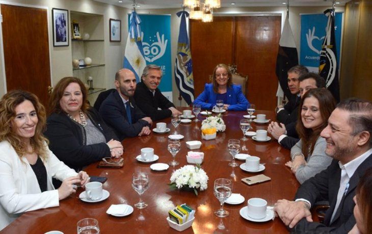 Alberto Fernández junto a la gobernadora de Santa Cruz, Alicia Kirchner.