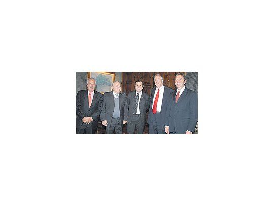 El rionegrino Miguel Saiz,el correntino ArturoColombi, el santiagueñoGerardo Zamora, elpresidente Néstor Kirchnery el mendocino Julio Cobosanalizaron ayer el impactode las derrotas en CapitalFederal y Tierra del Fuego.
