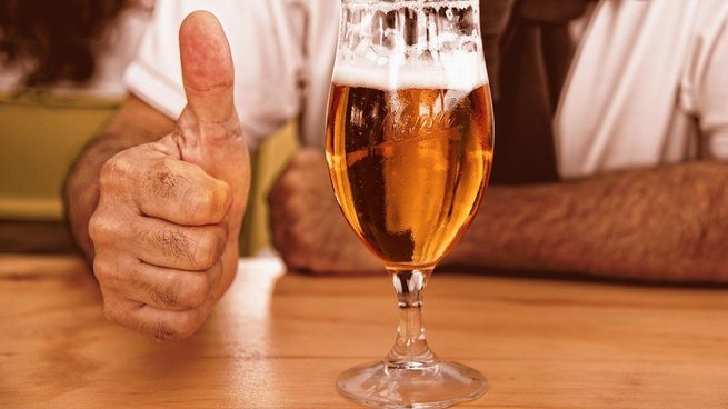 El alcohol aporta calorías vacías que pueden favorecer el aumento de peso, pero no fija la grasa en el cuerpo.