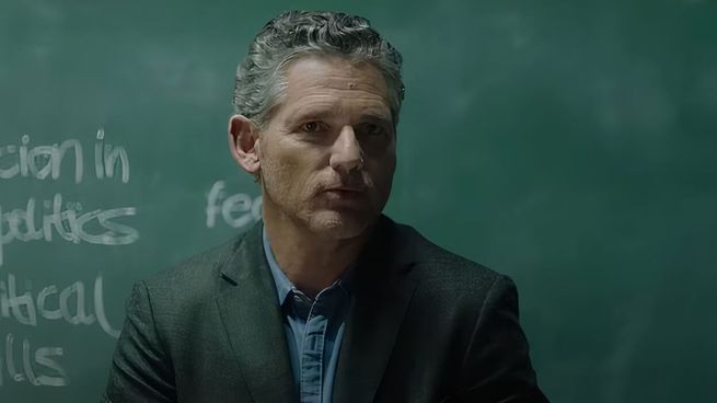 Eric Bana y Sadie Sink brillan en La Secta, la nueva película de HBO Max que mezcla suspenso, manipulación y misterio en una trama atrapante.