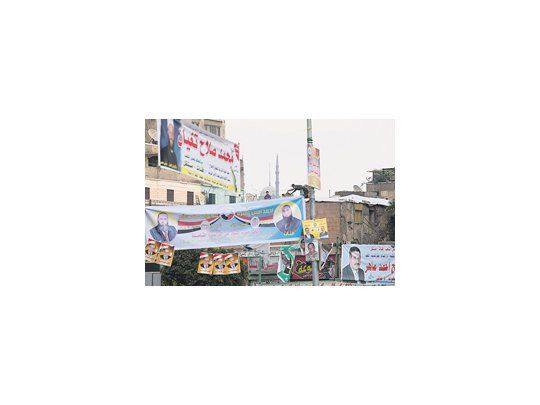 La cartelería de una campaña electoral intensa, en la que están representados diferentes partidos, constituye un escenario novedoso en El Cairo. Pese a la apertura política, opositores acusan a las FF.AA. de intentar tutelar la naciente democracia.