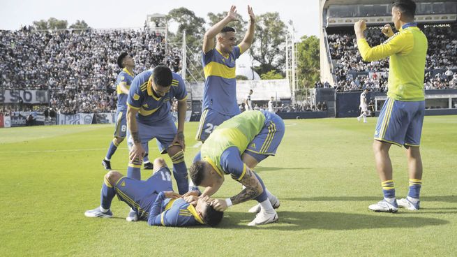con el corazón. Festeja todo Boca el gol que hizo Langoni y que le dio el triunfo ante Gimnasia y Esgrima, en La Plata. El “Xeneize” se llevó tres puntos de oro para volver a ser líder y depender de sí mismo para consagrarse.