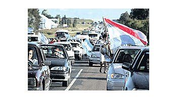 ámbito.com | La caravana de 3.000 vehículos partió desde la Ruta 14 y el Acceso Sur hacia Gualeguaychúy culminó en el centro de la ciudad.