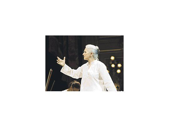 En el podio, María Guinand guió al coro y a los instrumentistas con mano dulcísima y enérgica a la vez.