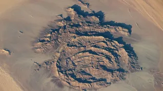 Los anillos de Jabal Arkanu destacan por su forma en pleno desierto del Sáhara. Los anillos de Jabal Arkanu destacan por su forma en pleno desierto del Sáhara.