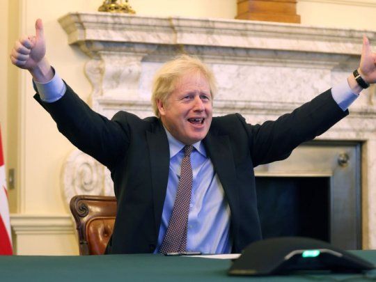 El primer ministro británico, Boris Johnson, se quedó brevemente sin palabras este lunes, cuando perdió el hilo en sus notas durante un discurso.