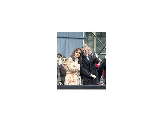 Unidos frente a la crisis: Cristina y Néstor Kirchner comentaronen La Plata los conflictos financieros del Primer Mundo.
