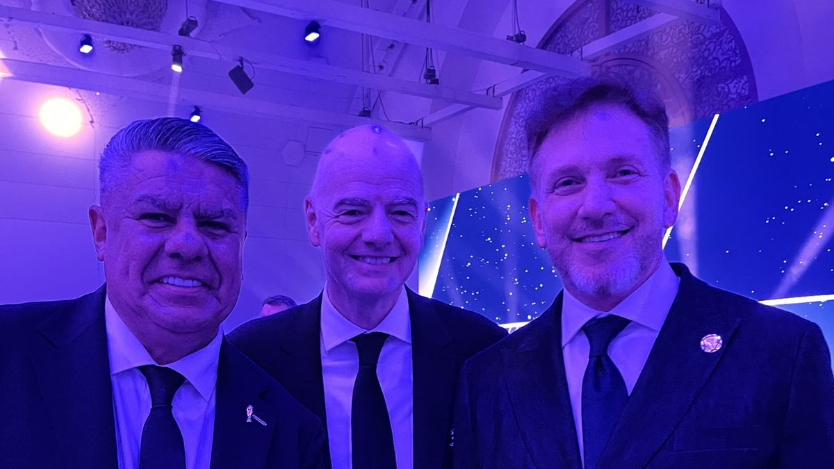 Claudio Tapia gana terreno en la FIFA y se llevó de Qatar una foto con Gianni Infantino y Alejandro Domínguez Claudio Tapia gana terreno en la FIFA y se llevó de Qatar una foto con Gianni Infantino y Alejandro Domínguez