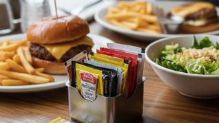 La UE eliminará los aderezos en sobre para reducir la contaminación. La UE eliminará los aderezos en sobre para reducir la contaminación.