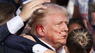 Donald Trump es retirado del acto en Pensilvania.
