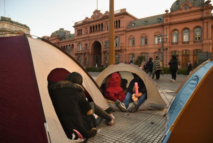 Piqueteros levantaron las carpas, pero continúan en Plaza de Mayo y definen pasos a seguir.