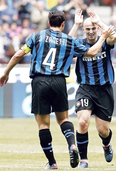 Javier Zanetti y Esteban Cambiasso. Ambos son pilares del mejor equipo de Italia: Inter. Ninguno de los dos fue tenido en cuenta por Maradona para la lista de treinta. El sábado 22 de este mes, dos días antes del amistoso con Canadá, jugarán la final de la Champions ante Bayern Munich.