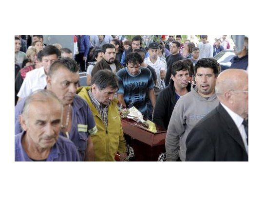 Inhumaron los restos de la joven Araceli Fulles en el cementerio de San Martín