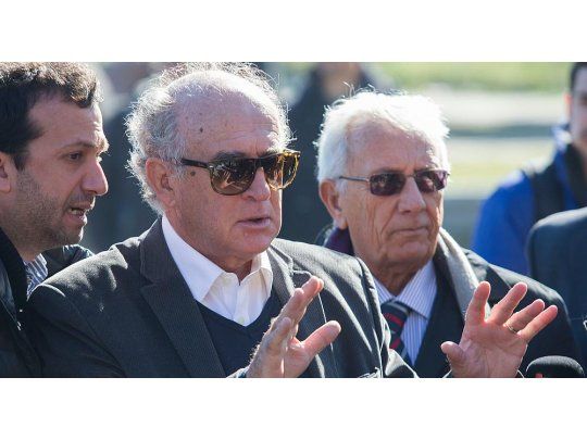 El extitular de la AFI Oscar Parrilli por no haber informado a dos fiscales que buscaban al prófugo Ibar Esteban Pérez Corradi sobre datos que daban cuenta de su posible paradero en Paraguay.