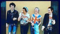 sex pistols vs. isabel ii: la banda lanzo una curiosa moneda por el jubileo de la reina
