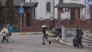 Un militar del ejército ucraniano junto a las víctimas del bombardeo.&nbsp;