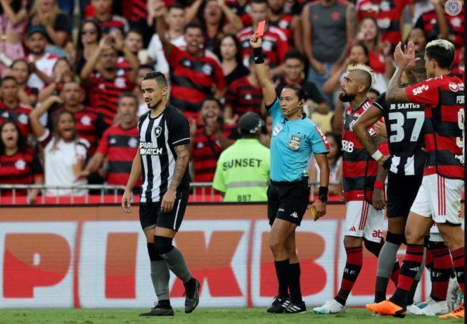 Edina  Alves se convirtió, en 2021, en la primera mujer en arbitrar un torneo masculino absoluto de la FIFA en la Copa Mundial de Clubes.