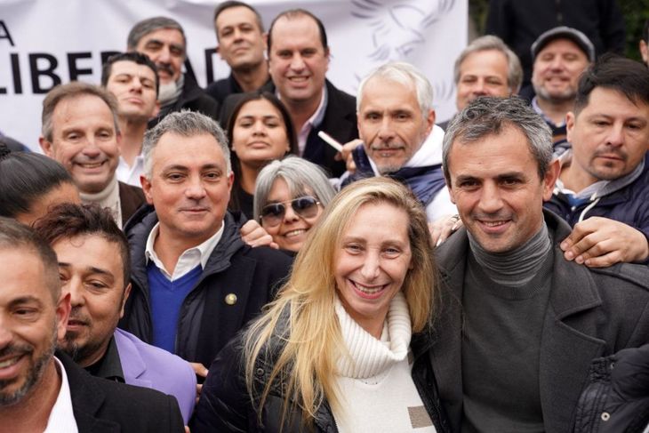 Sebastián Pareja, Karina Milei y Martín Menem, durante un acto de La Libertad Avanza en Morón.