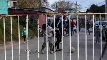El reporte de la UCA estima que casi el 55% de los chicos en edad de asistir a la primaria (5 a 12 años) estaba accediendo a algún tipo de alimento gratuito, contra el 24,3 de los niños de entre 0 y 4 años.