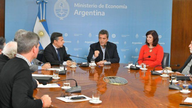 Sergio Massa junto a los ministros de Transporte y Trabajo.