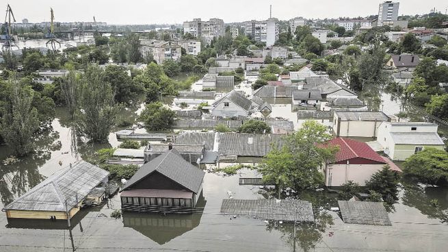 DESASTRE. La vista aérea en la zona de Jersón muestra la extensión de la inundación provocada por la voladura de la represa de Kajovka.