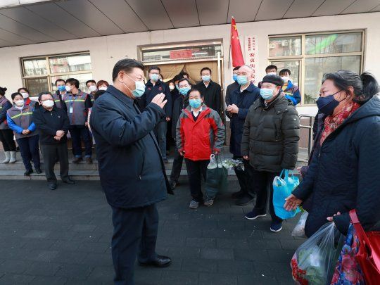 El presidente chino, Xi Jinping, visit&oacute; la semana pasada uno de los nuevos centros m&eacute;dicos para tratar el coronavirus.