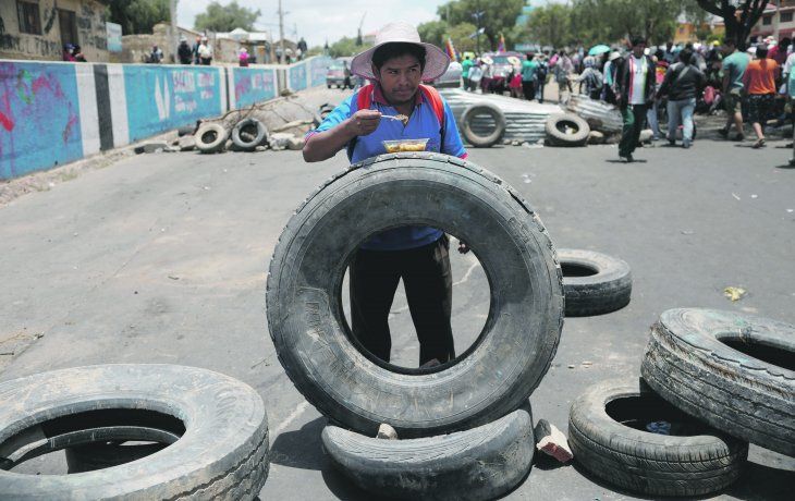 PERSISTIR. Los seguidores del presidente Evo Morales mantienen los cortes de ruta en varios puntos del pa&iacute;s. En un bloqueo el martes fueron asesinados ocho de ellos por parte de las fuerzas de seguridad.
