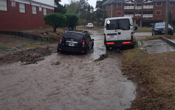 temporal en la costa: autos atrapados, inundaciones y voladuras de techos