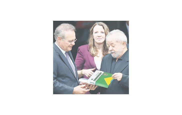 ámbito.com | Símbolo: el titular del Senado, Renan Calheiros, se reunió con Lula en Brasilia y le regaló una Constitución.