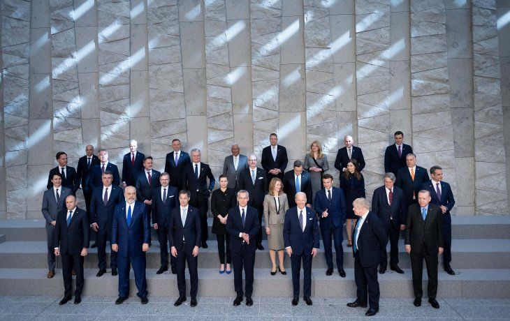 Biden y líderes de la OTAN inician primera de tres cumbres por la invasión rusa de Ucrania.